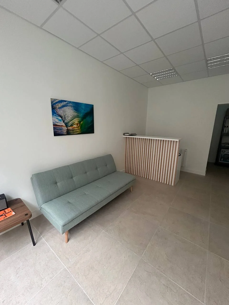 Salle d'attente confortable du centre médical Action Soins Paris