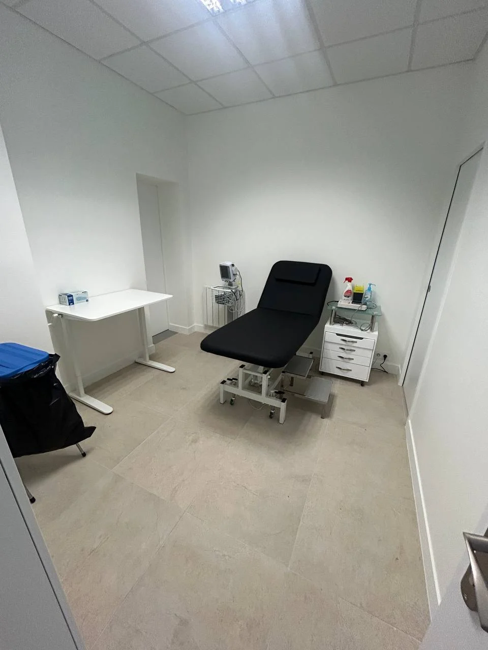 Salle de consultation médicale équipée du centre Action Soins Paris